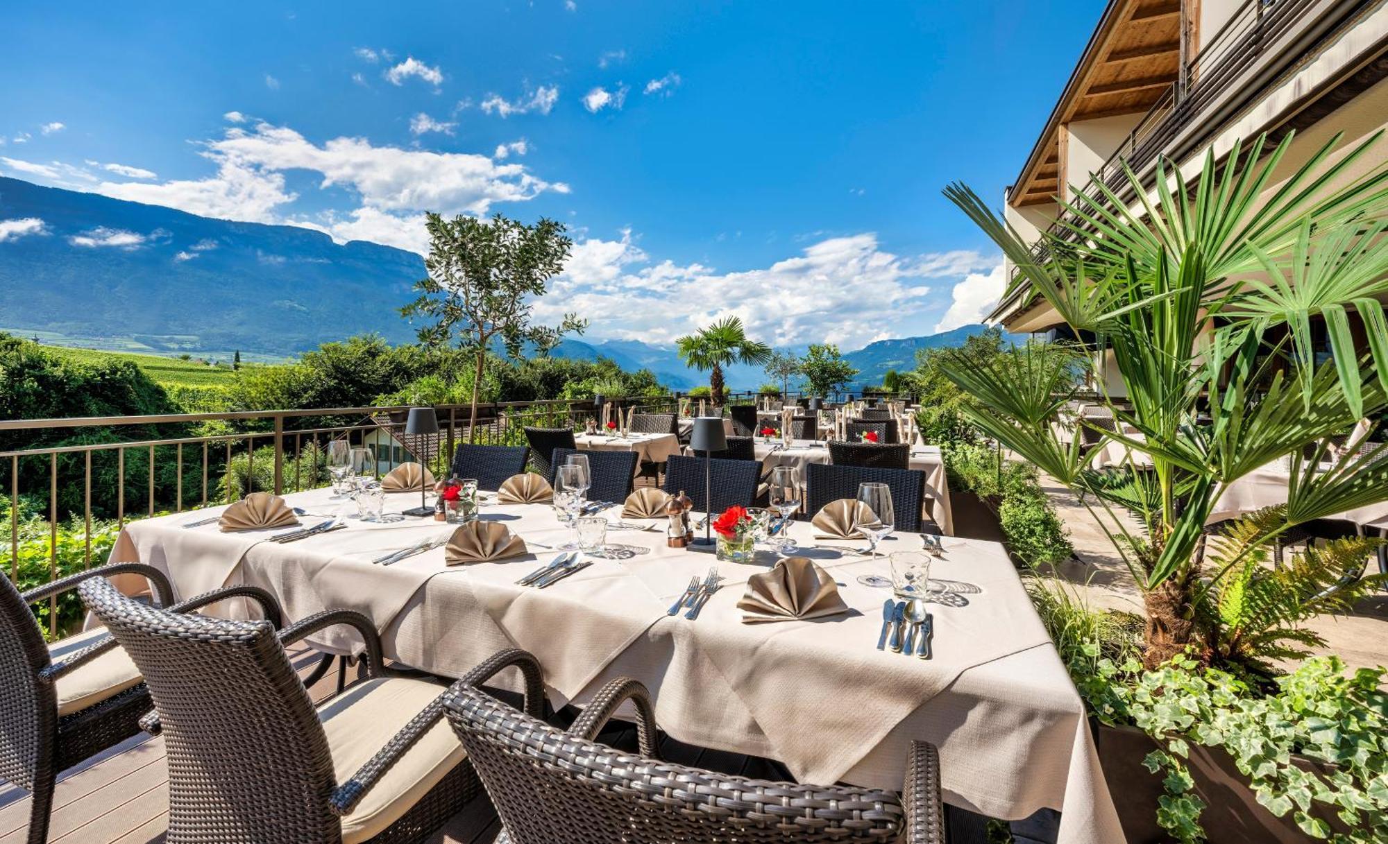 Hotel Girlanerhof Appiano Sulla Strada Del Vino Bagian luar foto