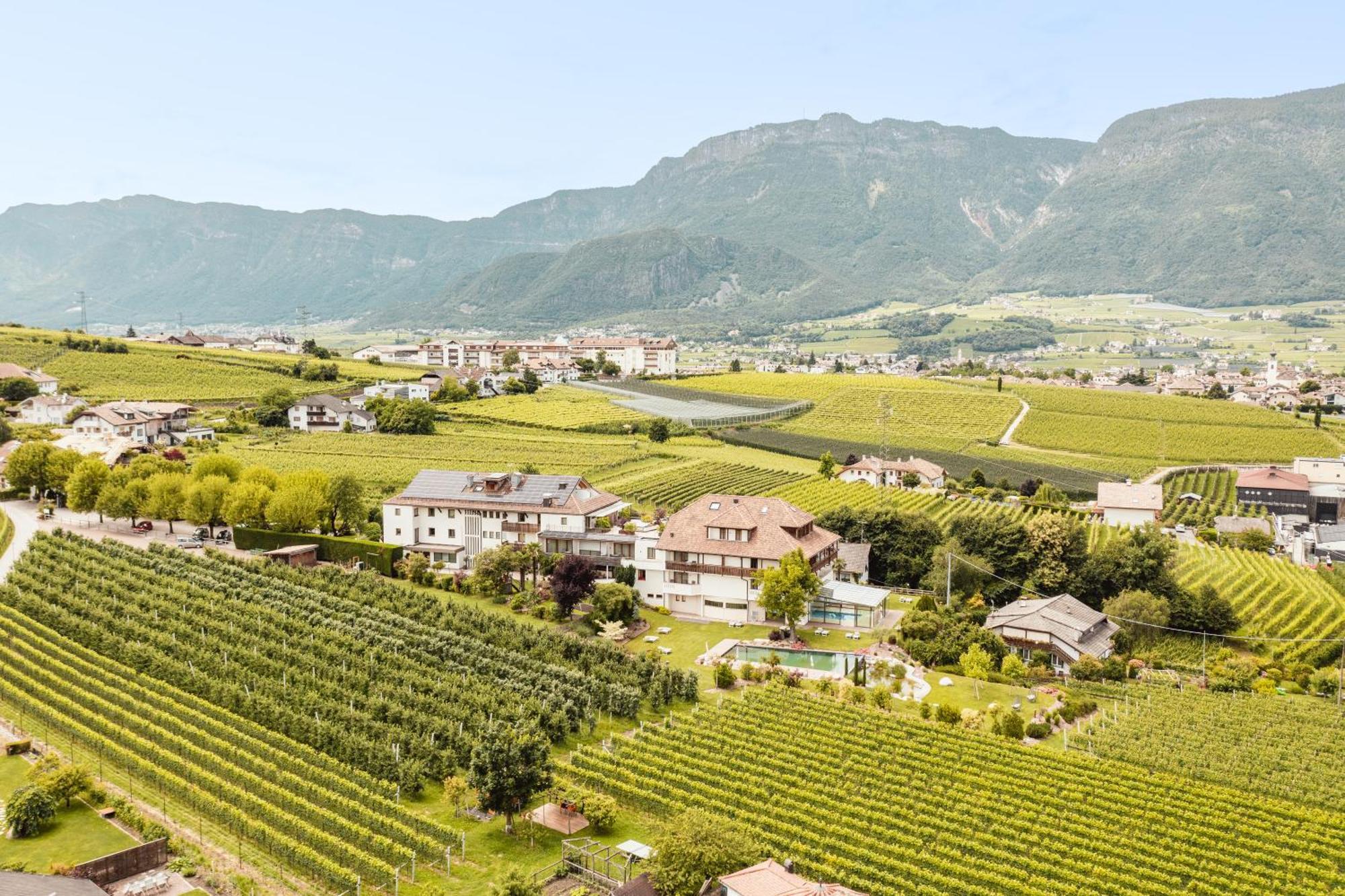 Hotel Girlanerhof Appiano Sulla Strada Del Vino Bagian luar foto